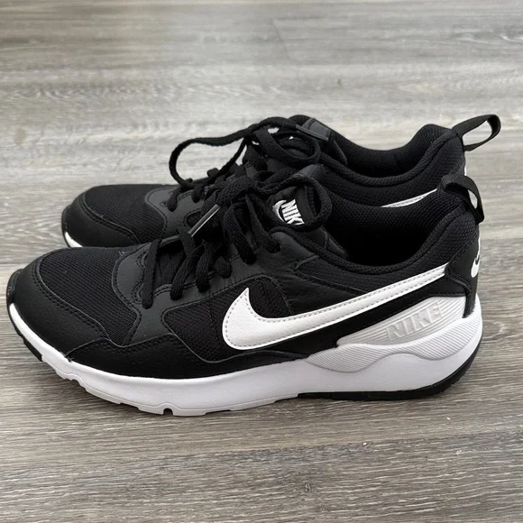 Nike Kids Black and White Sneakers - Picture 4 of 5